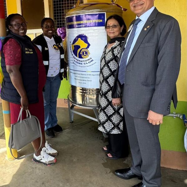 Dr. Aruna Oswal Inaugurating the Mal-nutrition and Water purifier project in Uganda, Campala.